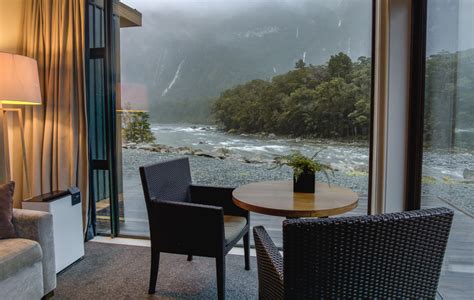 hotels in milford sound.